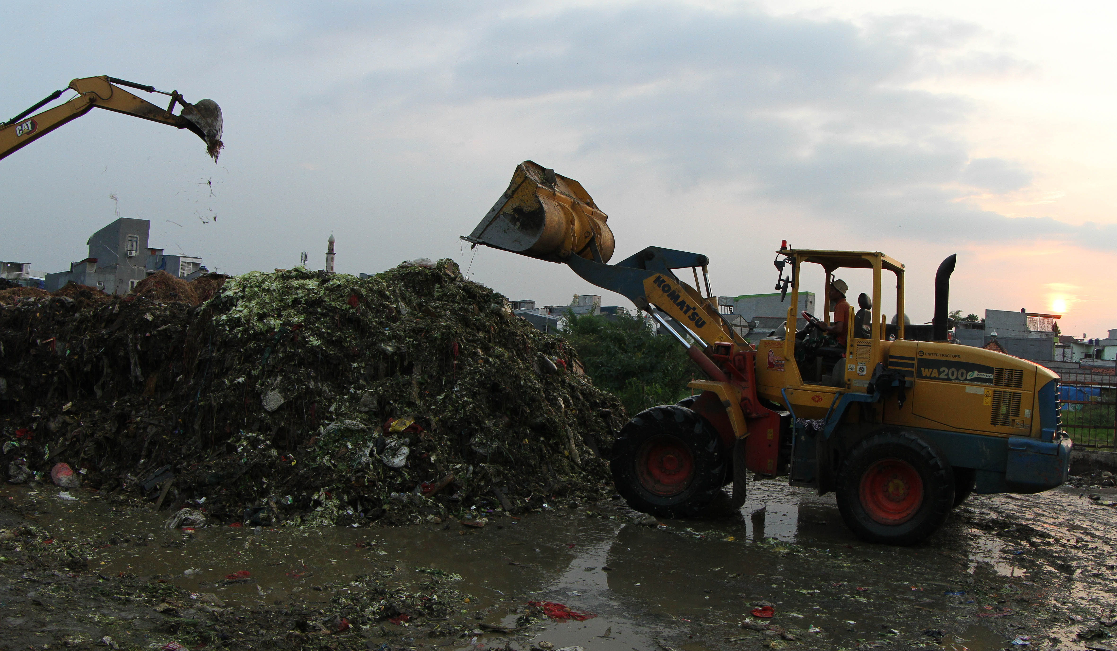 Sampah Pasar Induk Kramat Jati. (Agus Priatna/SinPo.id)