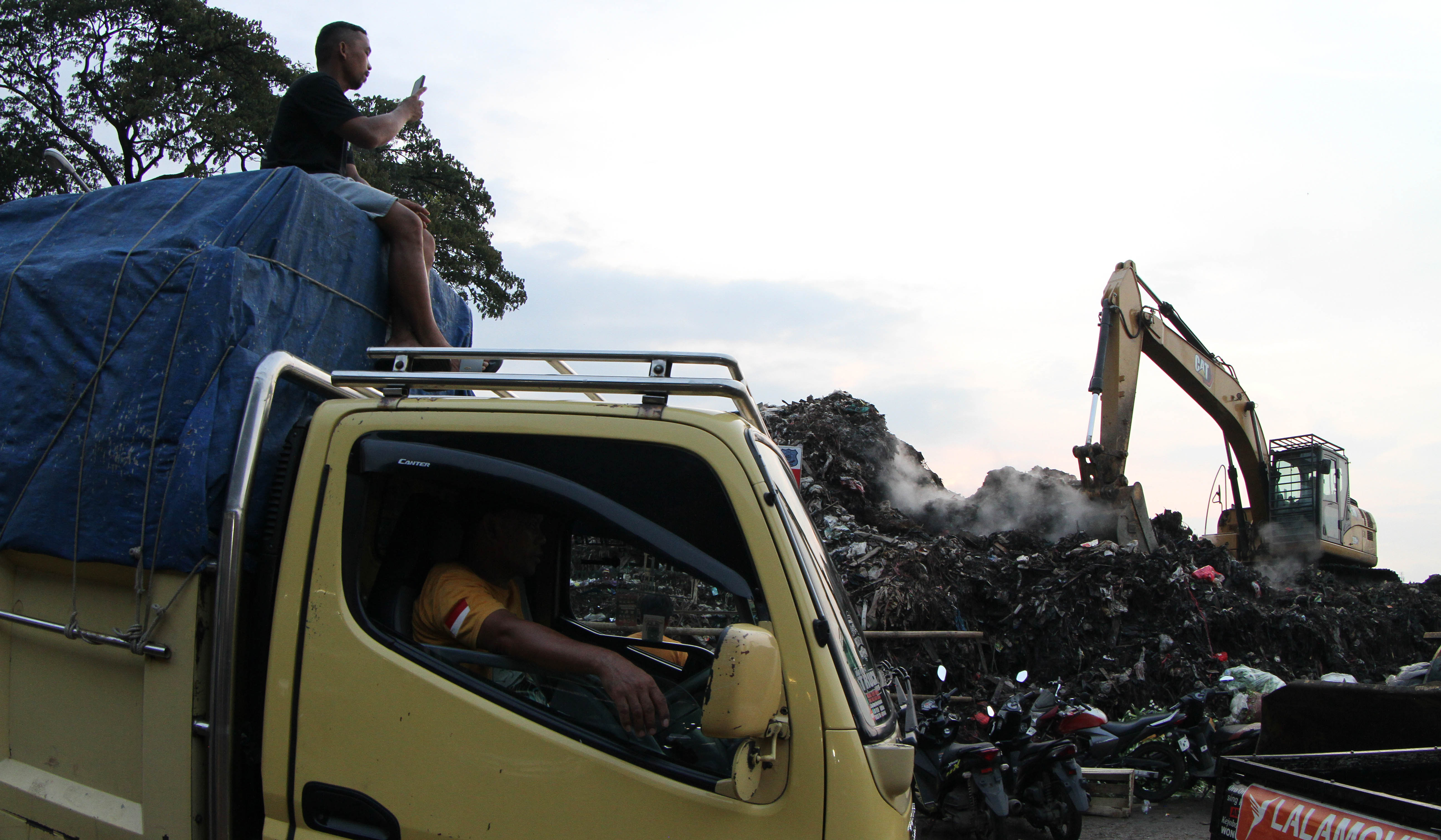 Sampah Pasar Induk Kramat Jati. (Agus Priatna/SinPo.id)