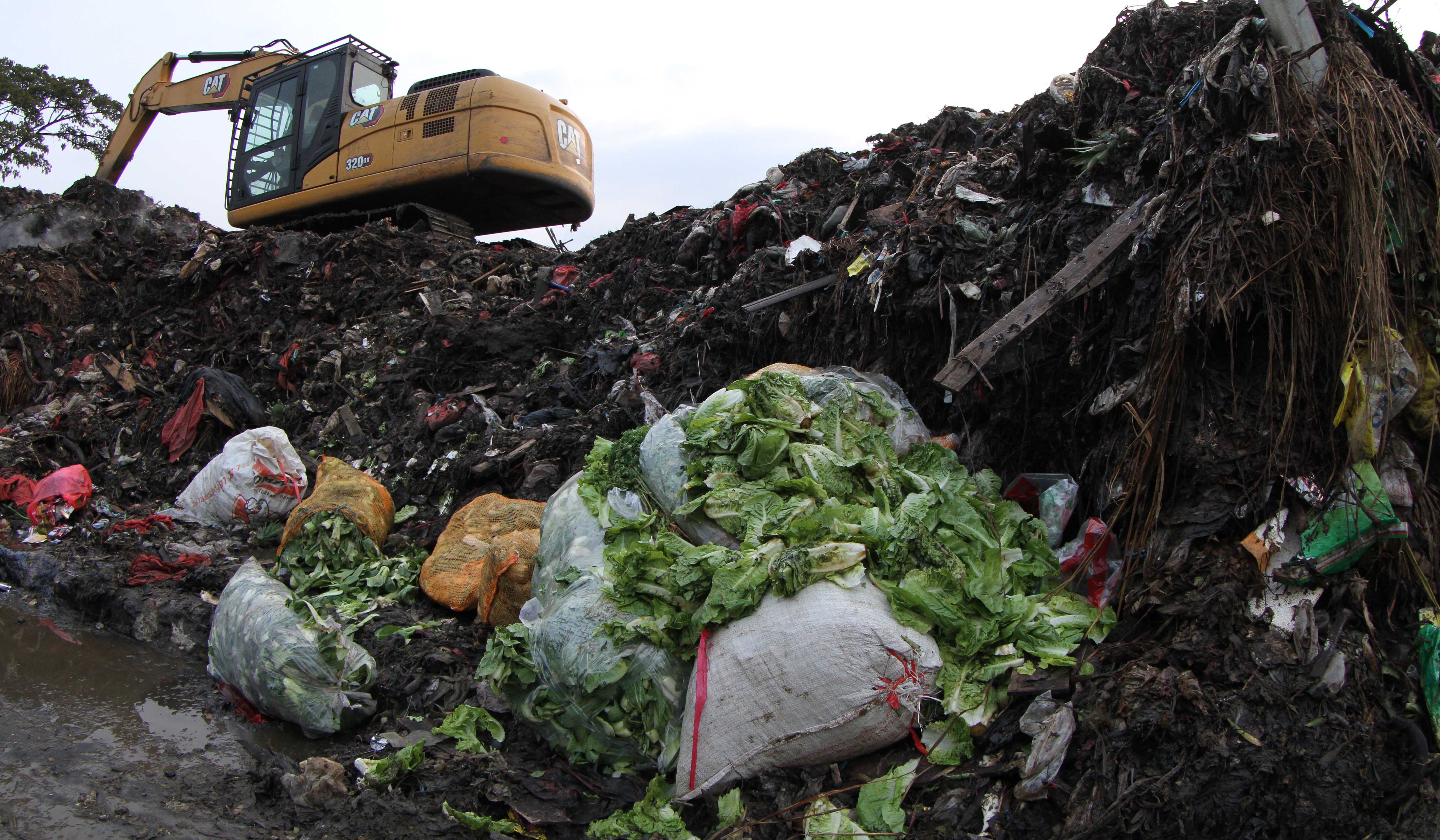 Sampah Pasar Induk Kramat Jati. (Agus Priatna/SinPo.id)