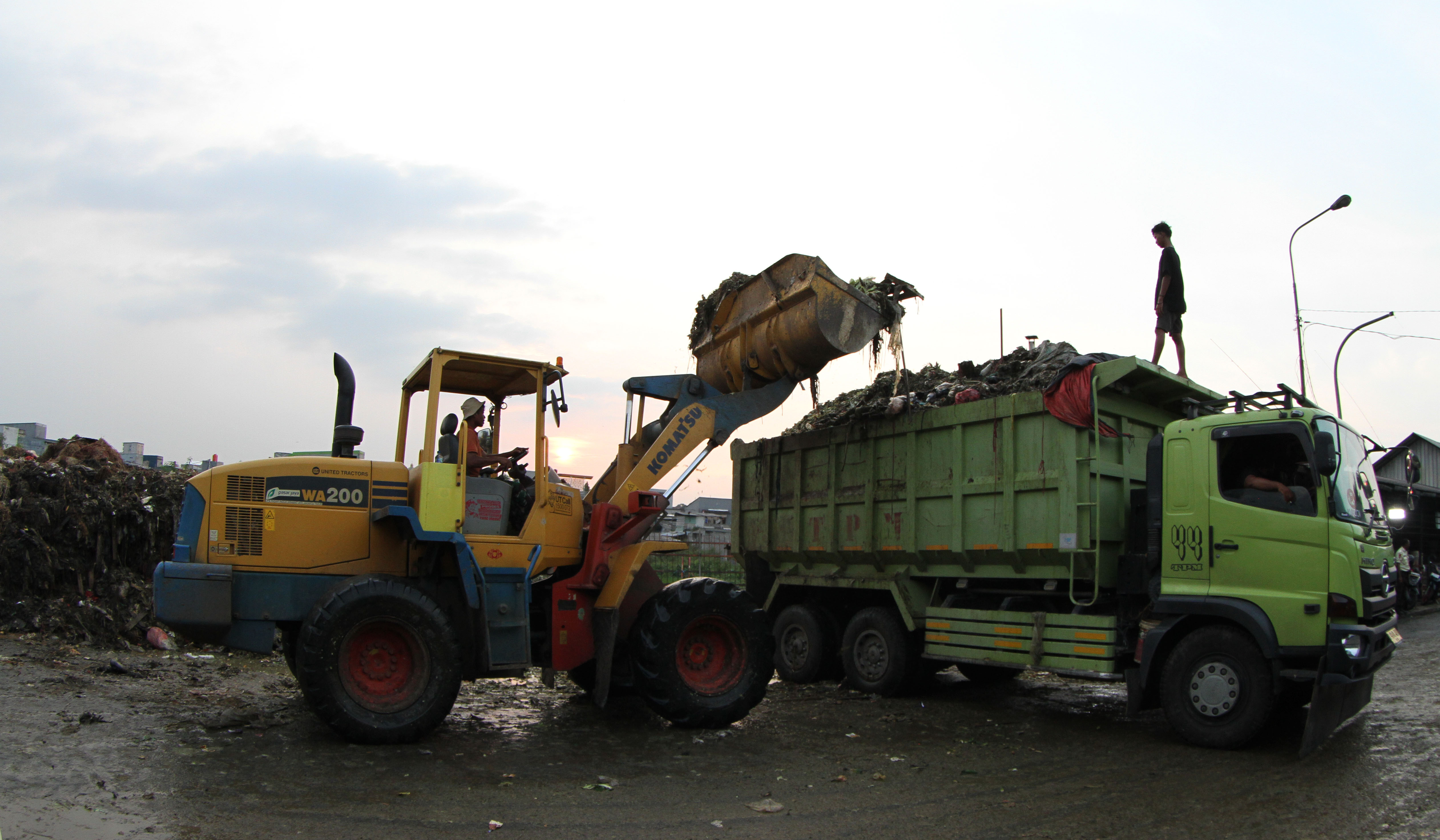 Sampah Pasar Induk Kramat Jati. (Agus Priatna/SinPo.id)