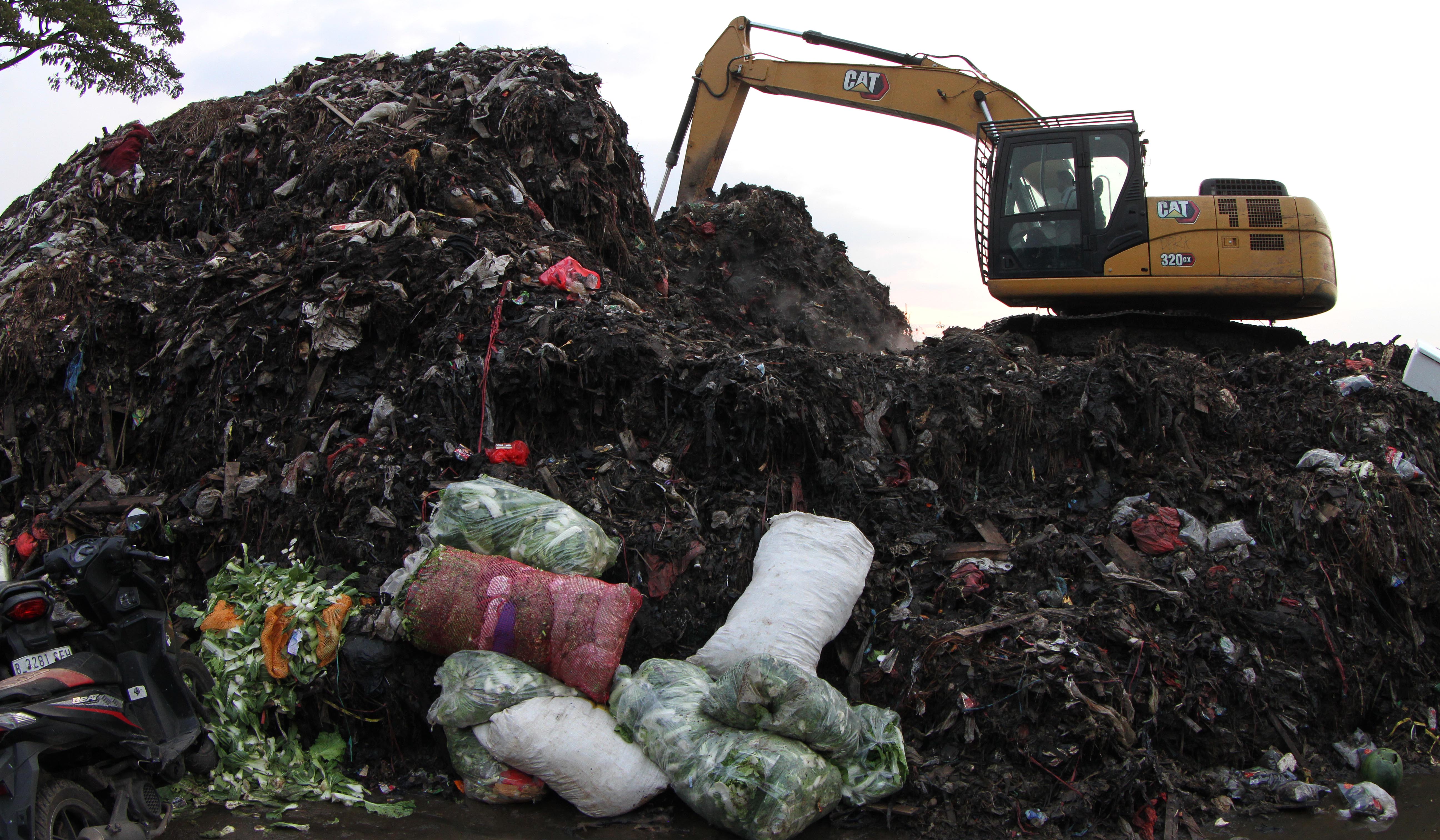 Sampah Pasar Induk Kramat Jati. (Agus Priatna/SinPo.id)