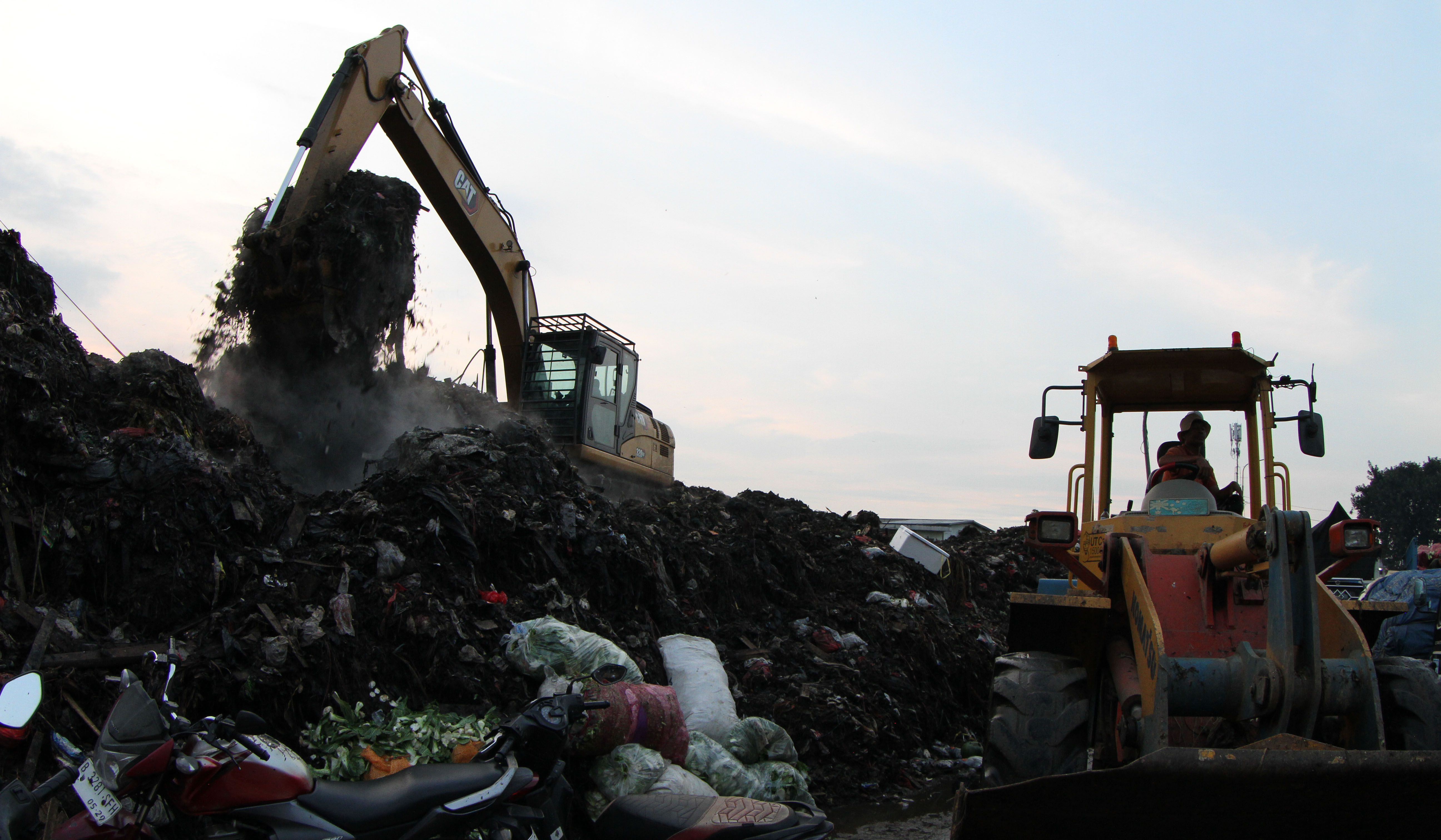 Sampah Pasar Induk Kramat Jati. (Agus Priatna/SinPo.id)