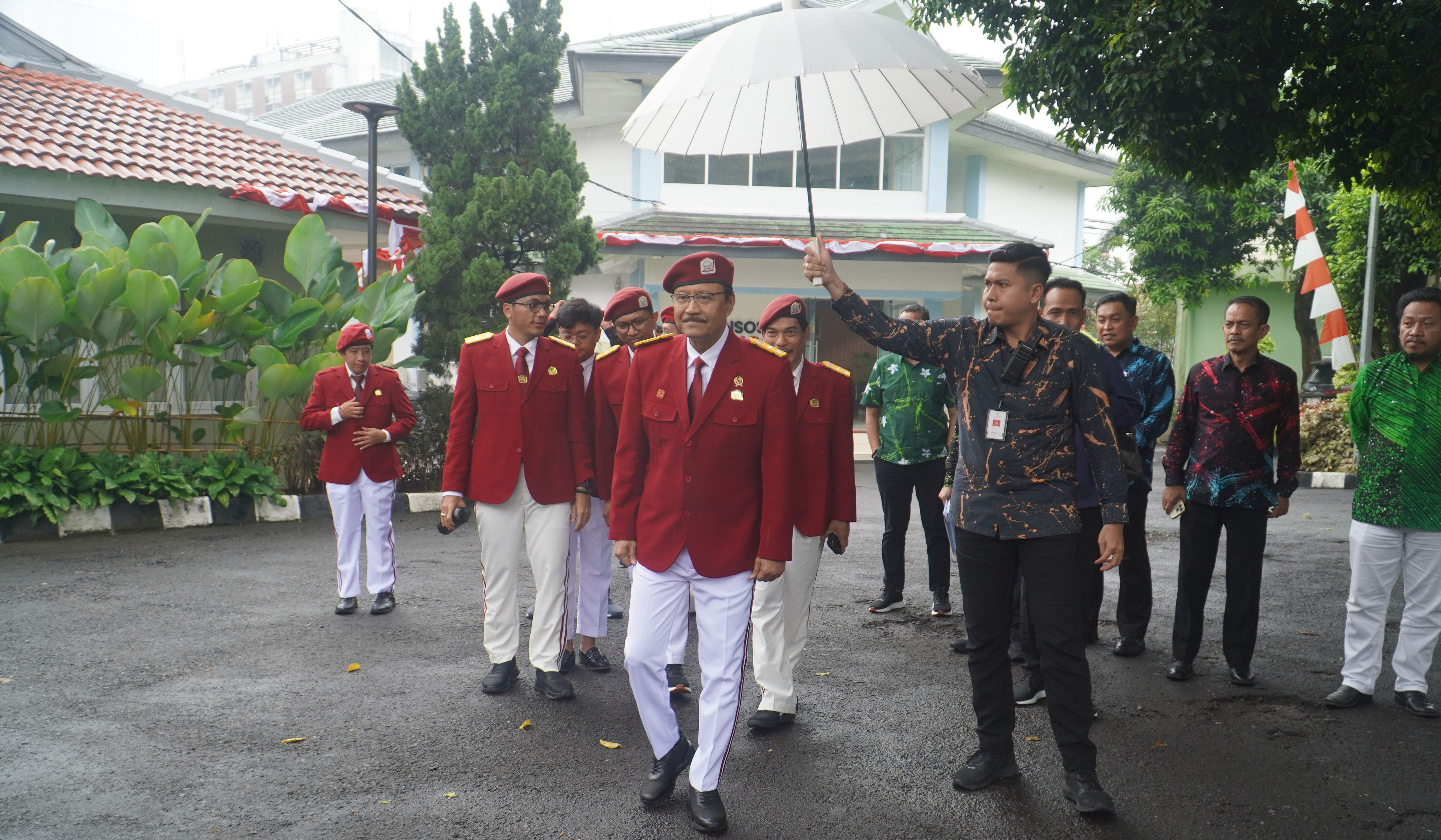 Mensos beri pembekalan Kepsek dan guru Sekolah Rakyat. (Agus Priatna/SinPo.id)