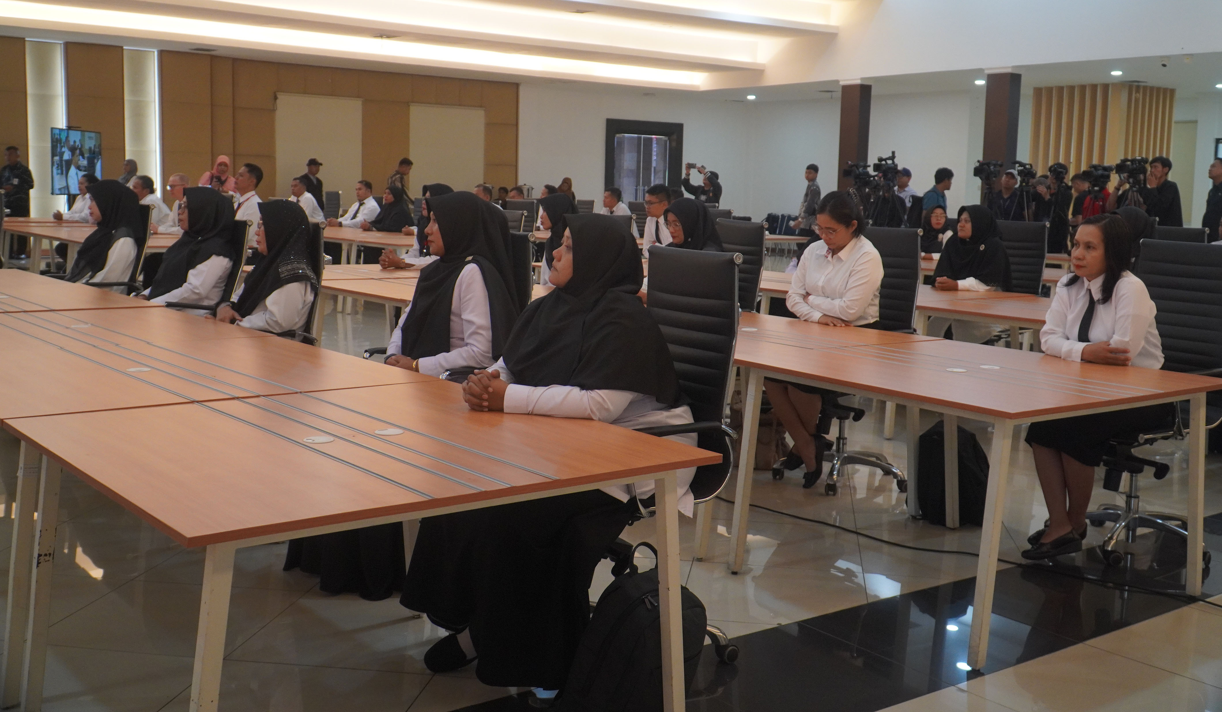 Mensos beri pembekalan Kepsek dan guru Sekolah Rakyat. (Agus Priatna/SinPo.id)