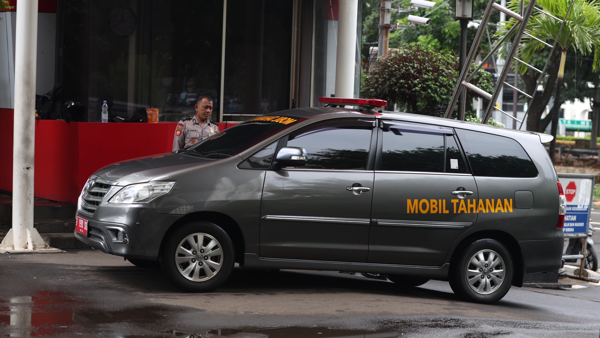 Gus Yaqut tiba di KPK. (Agus Priatna/SinPo.id)