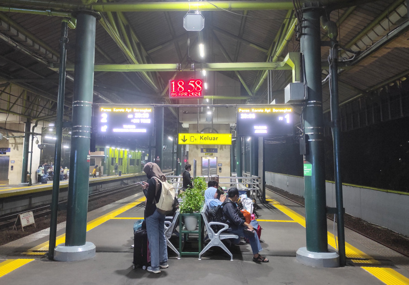 Pemudik H-4 Lebaran terlihat memadati Stasiun Gambir (Ashar/SinPo.id)