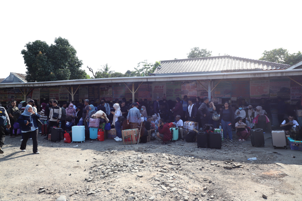 H-4 lebaran terminal pondok pinang dipadati oleh ratusan pemudik yang ingin menuju kampung halaman terutama di Jawa dan Pulau Sumatera (Ashar/SinPo.id)