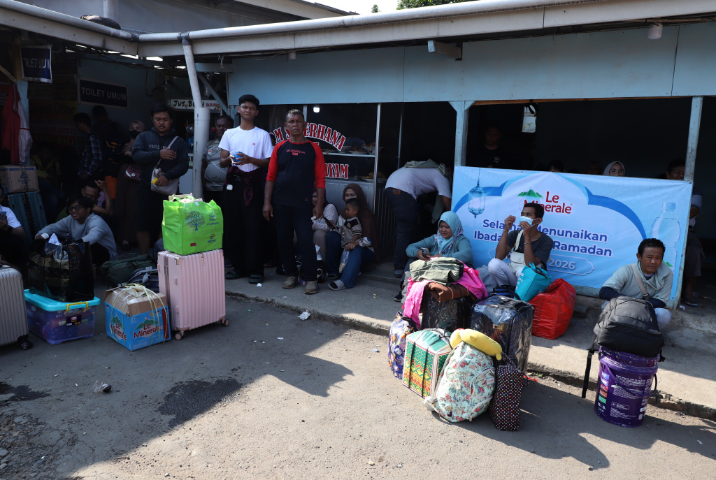 H-4 lebaran terminal pondok pinang dipadati oleh ratusan pemudik yang ingin menuju kampung halaman terutama di Jawa dan Pulau Sumatera (Ashar/SinPo.id)