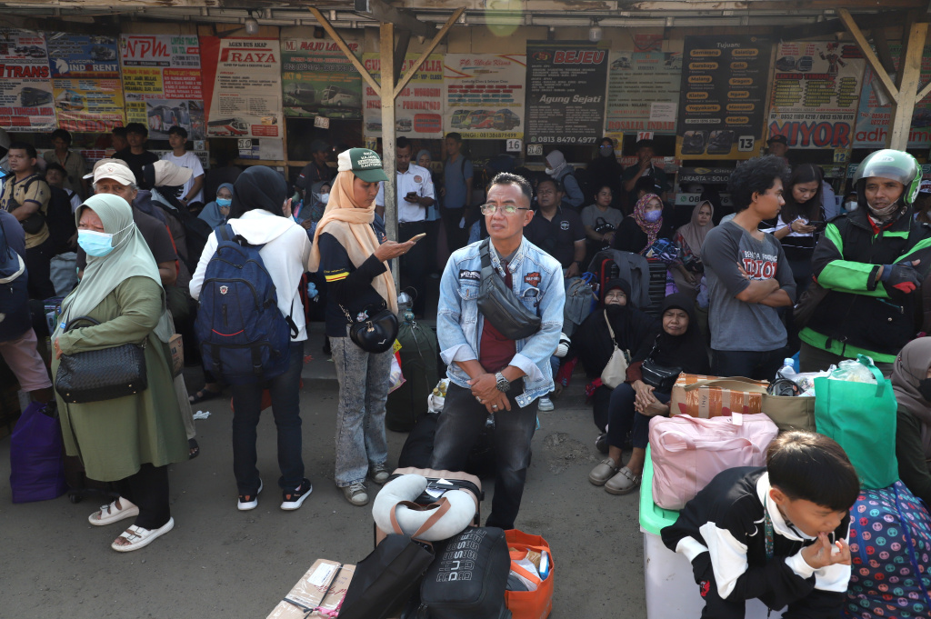 H-4 lebaran terminal pondok pinang dipadati oleh ratusan pemudik yang ingin menuju kampung halaman terutama di Jawa dan Pulau Sumatera (Ashar/SinPo.id)