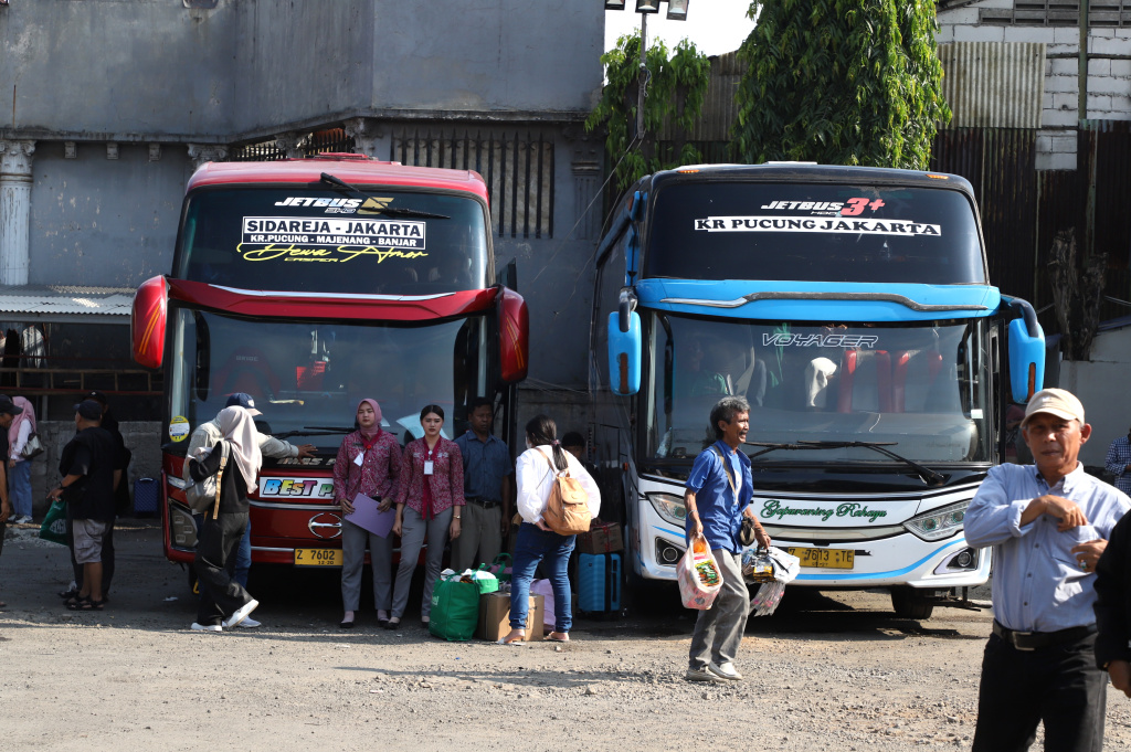 H-4 lebaran terminal pondok pinang dipadati oleh ratusan pemudik yang ingin menuju kampung halaman terutama di Jawa dan Pulau Sumatera (Ashar/SinPo.id)