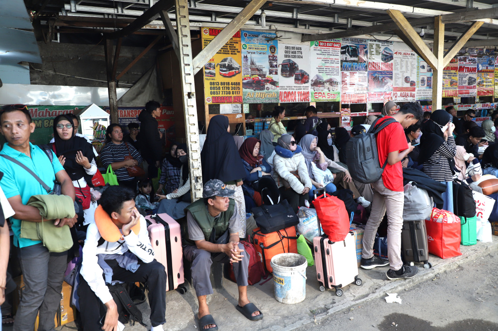 H-4 lebaran terminal pondok pinang dipadati oleh ratusan pemudik yang ingin menuju kampung halaman terutama di Jawa dan Pulau Sumatera (Ashar/SinPo.id)