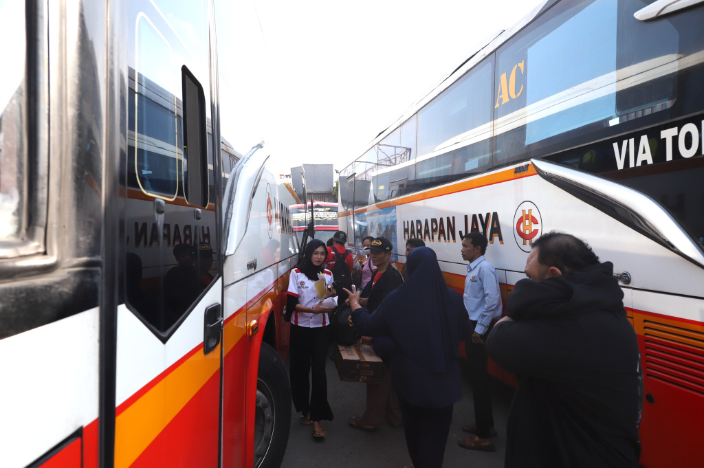H-4 lebaran terminal pondok pinang dipadati oleh ratusan pemudik yang ingin menuju kampung halaman terutama di Jawa dan Pulau Sumatera (Ashar/SinPo.id)