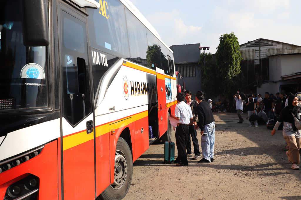 H-4 lebaran terminal pondok pinang dipadati oleh ratusan pemudik yang ingin menuju kampung halaman terutama di Jawa dan Pulau Sumatera (Ashar/SinPo.id)