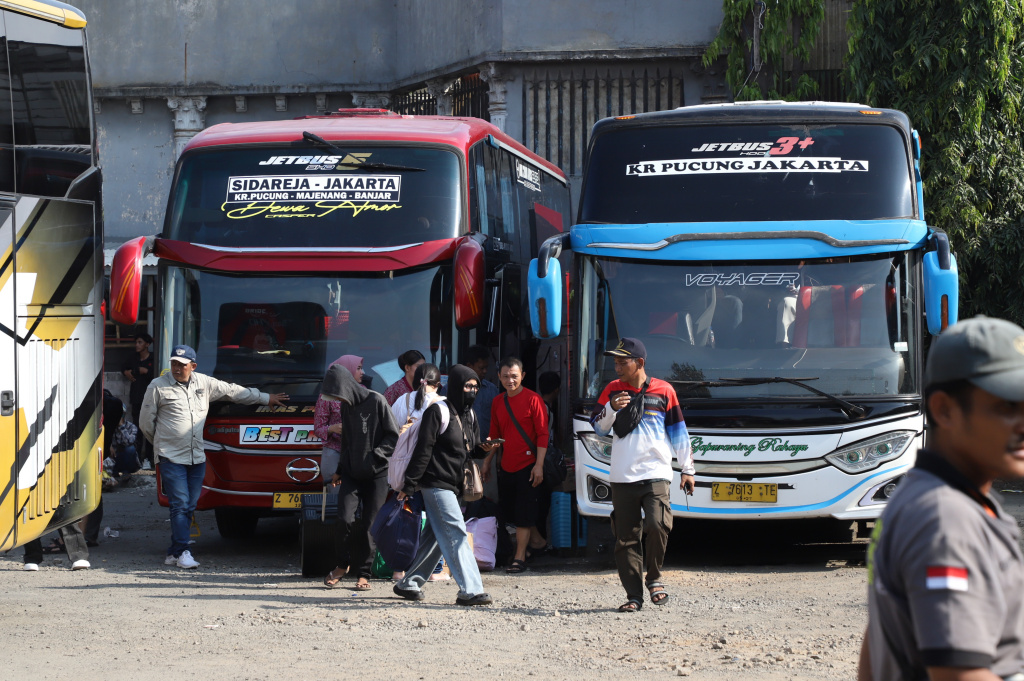 H-4 lebaran terminal pondok pinang dipadati oleh ratusan pemudik yang ingin menuju kampung halaman terutama di Jawa dan Pulau Sumatera (Ashar/SinPo.id)