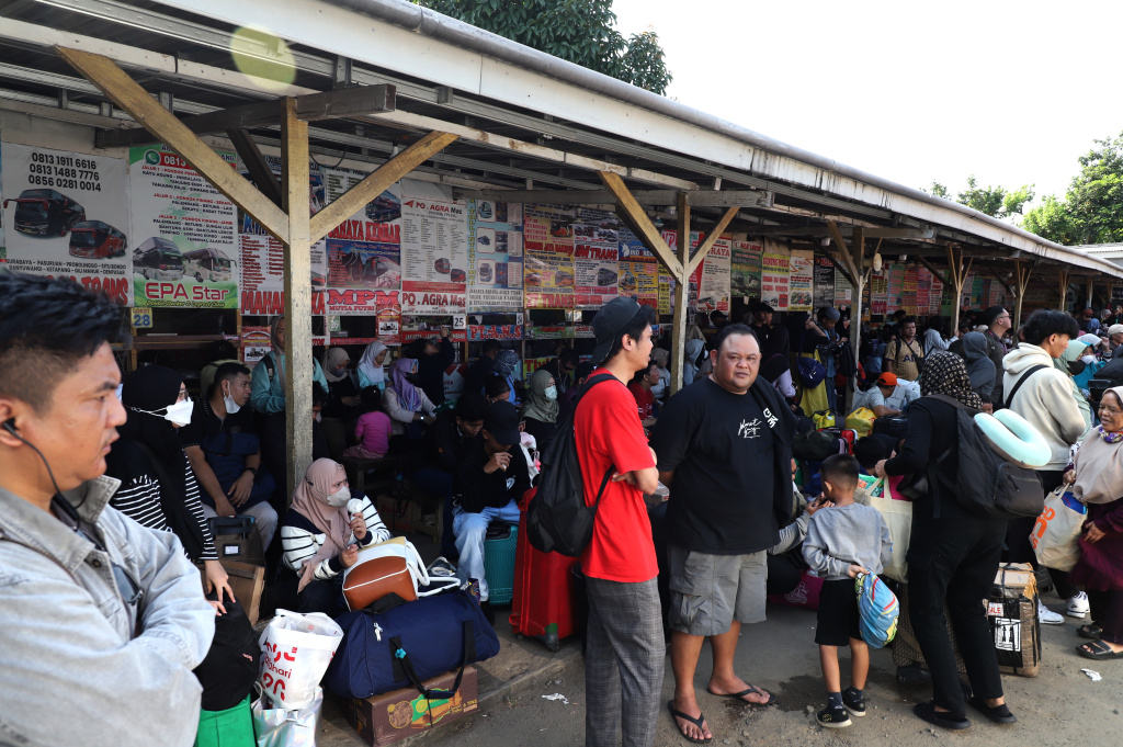 H-4 lebaran terminal pondok pinang dipadati oleh ratusan pemudik yang ingin menuju kampung halaman terutama di Jawa dan Pulau Sumatera (Ashar/SinPo.id)