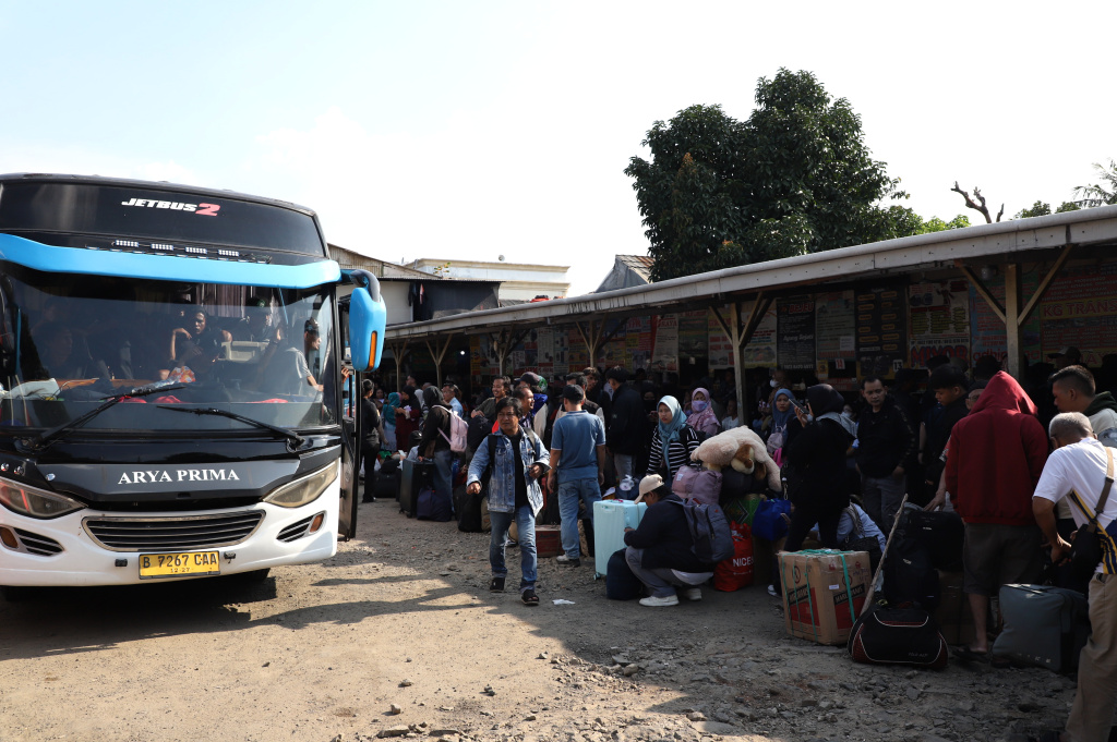H-4 lebaran terminal pondok pinang dipadati oleh ratusan pemudik yang ingin menuju kampung halaman terutama di Jawa dan Pulau Sumatera (Ashar/SinPo.id)