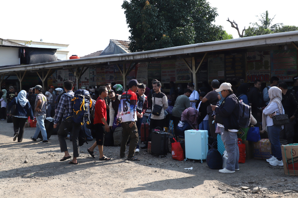H-4 lebaran terminal pondok pinang dipadati oleh ratusan pemudik yang ingin menuju kampung halaman terutama di Jawa dan Pulau Sumatera (Ashar/SinPo.id)