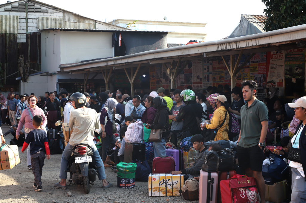 H-4 lebaran terminal pondok pinang dipadati oleh ratusan pemudik yang ingin menuju kampung halaman terutama di Jawa dan Pulau Sumatera (Ashar/SinPo.id)