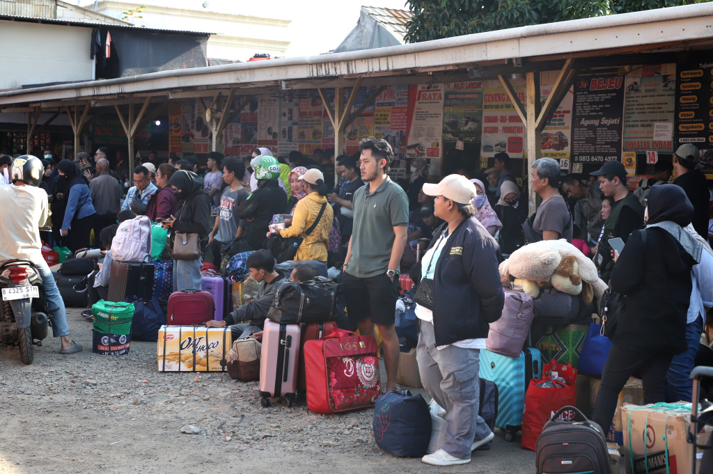 H-4 lebaran terminal pondok pinang dipadati oleh ratusan pemudik yang ingin menuju kampung halaman terutama di Jawa dan Pulau Sumatera (Ashar/SinPo.id)