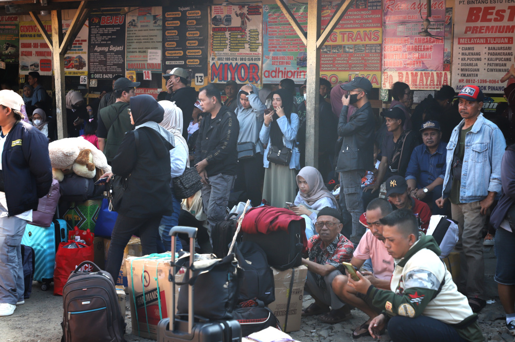 H-4 lebaran terminal pondok pinang dipadati oleh ratusan pemudik yang ingin menuju kampung halaman terutama di Jawa dan Pulau Sumatera (Ashar/SinPo.id)