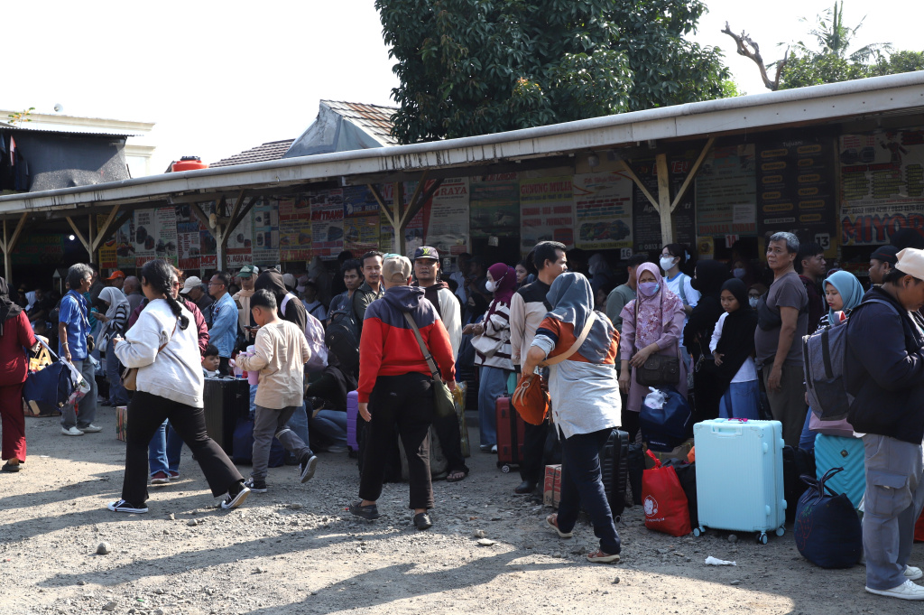 H-4 lebaran terminal pondok pinang dipadati oleh ratusan pemudik yang ingin menuju kampung halaman terutama di Jawa dan Pulau Sumatera (Ashar/SinPo.id)