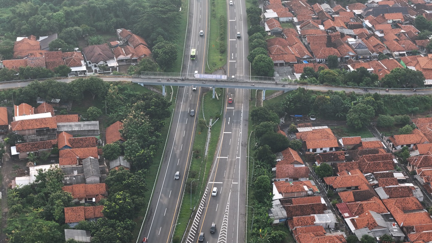 H-4 lebaran Tol Cikampek Utama dipadati kendaraan para pemudik dan Korlantas Polri memberlakukan jalur One Way (Ashar/SinPo.id)