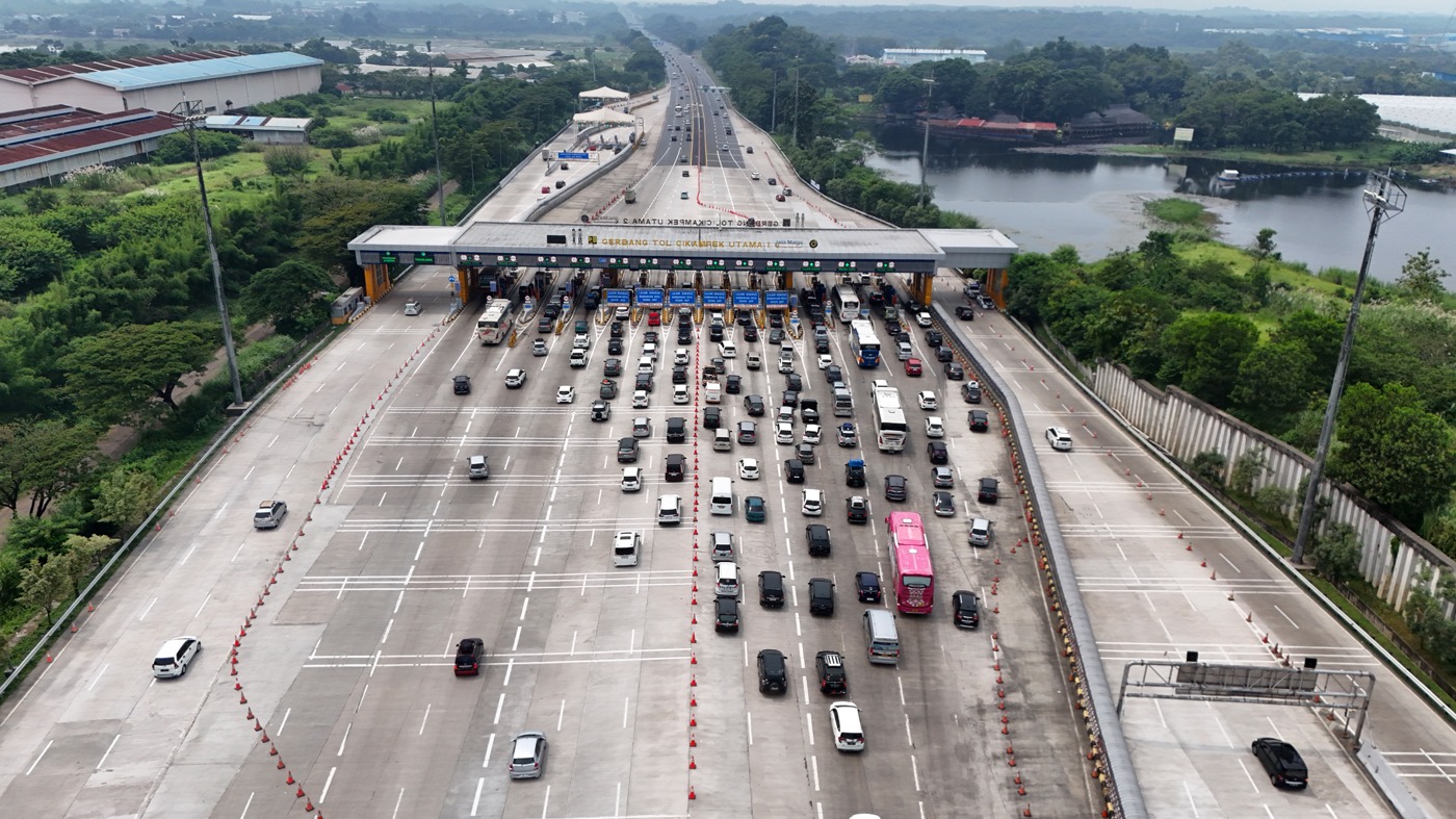 H-4 lebaran Tol Cikampek Utama dipadati kendaraan para pemudik dan Korlantas Polri memberlakukan jalur One Way (Ashar/SinPo.id)