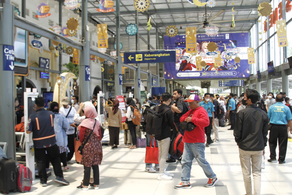 Para pemudik memadati Stasiun Pasar Senen H-5 jelang Lebaran Idul Fitri 1444 H (Ashar/SinPo.id)