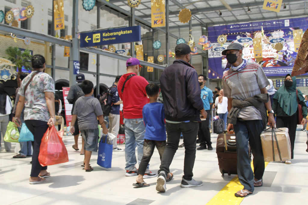 Para pemudik memadati Stasiun Pasar Senen H-5 jelang Lebaran Idul Fitri 1444 H (Ashar/SinPo.id)