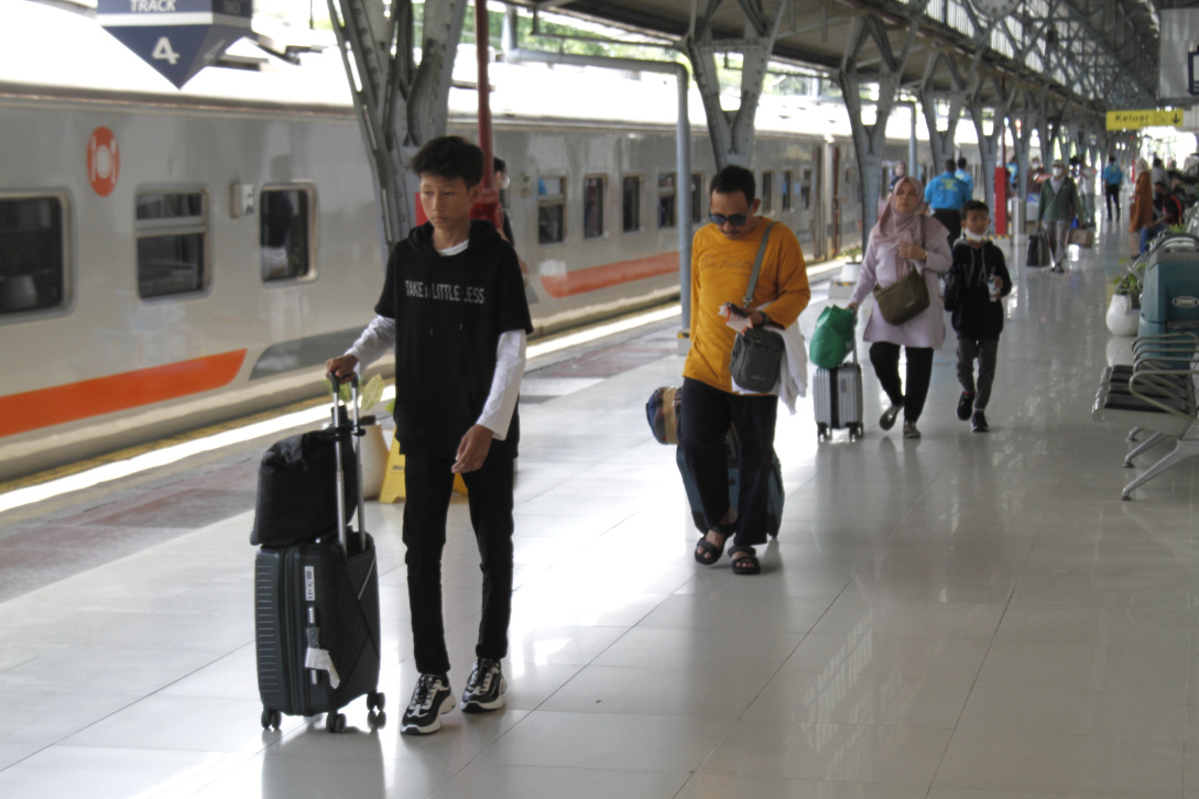 Para pemudik memadati Stasiun Pasar Senen H-5 jelang Lebaran Idul Fitri 1444 H (Ashar/SinPo.id)