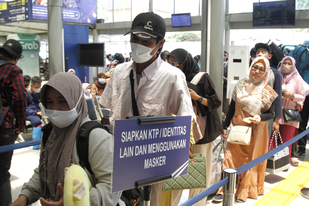 Para pemudik memadati Stasiun Pasar Senen H-5 jelang Lebaran Idul Fitri 1444 H (Ashar/SinPo.id)