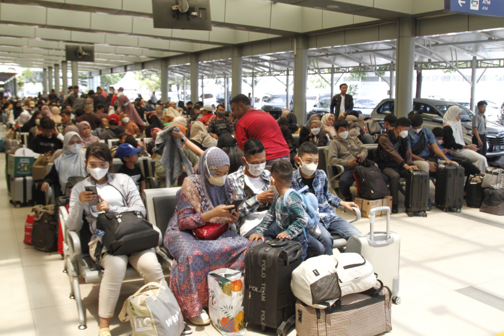 Para pemudik memadati Stasiun Pasar Senen H-5 jelang Lebaran Idul Fitri 1444 H (Ashar/SinPo.id)