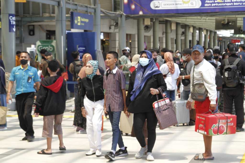 Para pemudik memadati Stasiun Pasar Senen H-5 jelang Lebaran Idul Fitri 1444 H (Ashar/SinPo.id)