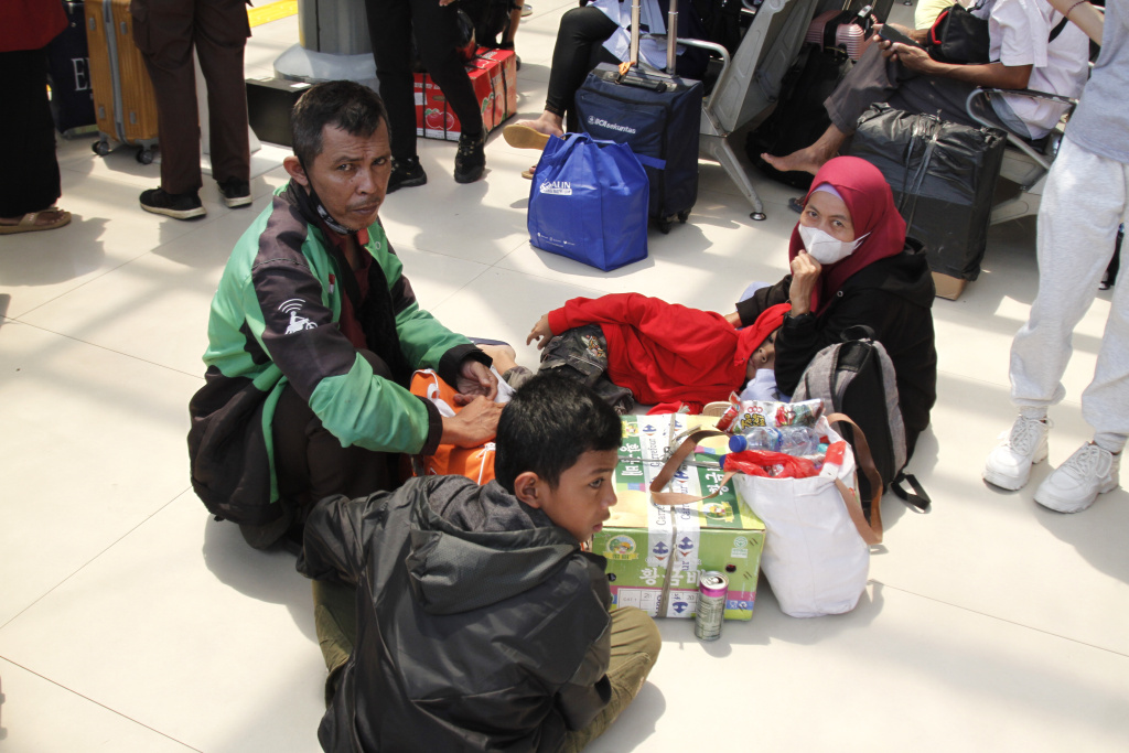 Para pemudik memadati Stasiun Pasar Senen H-5 jelang Lebaran Idul Fitri 1444 H (Ashar/SinPo.id)