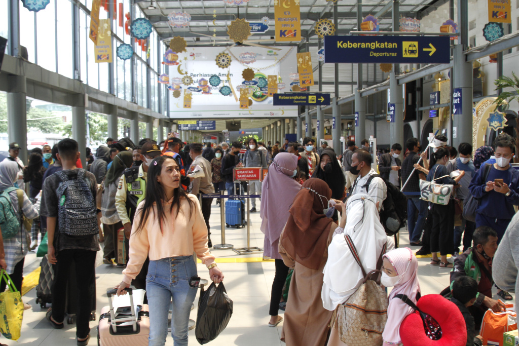 Para pemudik memadati Stasiun Pasar Senen H-5 jelang Lebaran Idul Fitri 1444 H (Ashar/SinPo.id)