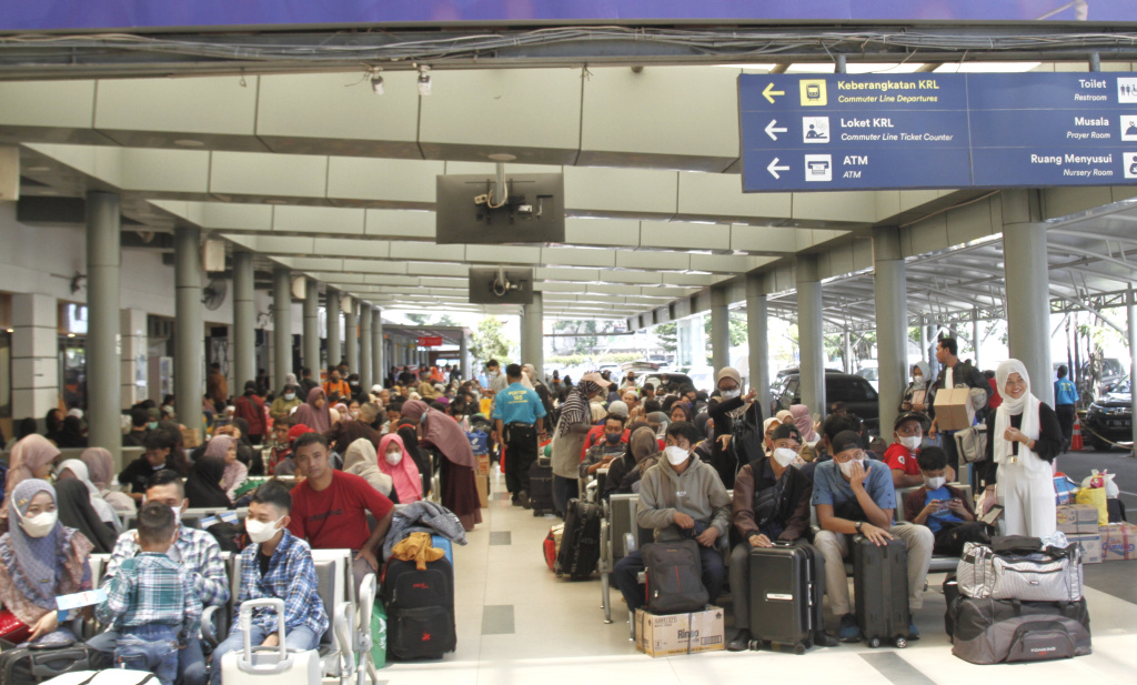 Para pemudik memadati Stasiun Pasar Senen H-5 jelang Lebaran Idul Fitri 1444 H (Ashar/SinPo.id)