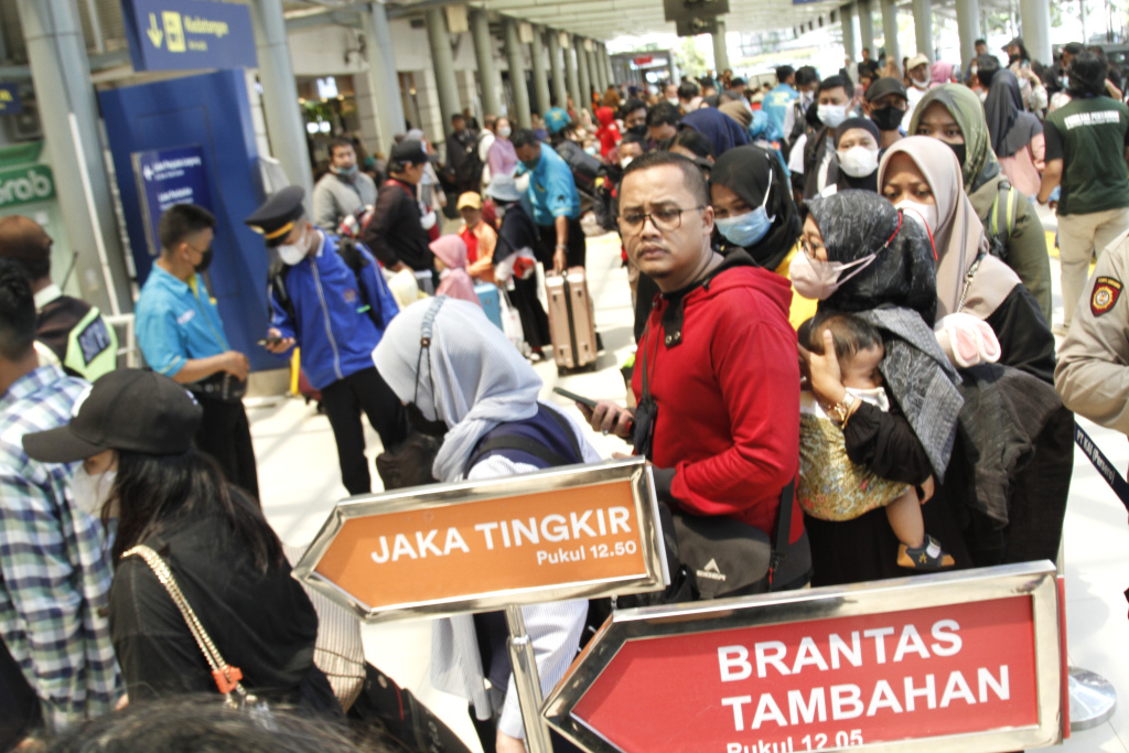 Para pemudik memadati Stasiun Pasar Senen H-5 jelang Lebaran Idul Fitri 1444 H (Ashar/SinPo.id)