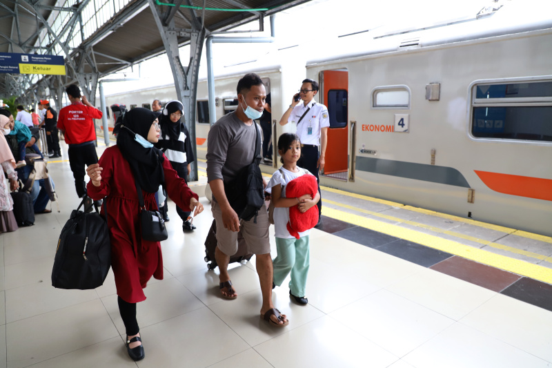 H-5 lebaran para pemudik penumpang memadati stasiun pasar senen (Ashar/SinPo.id)