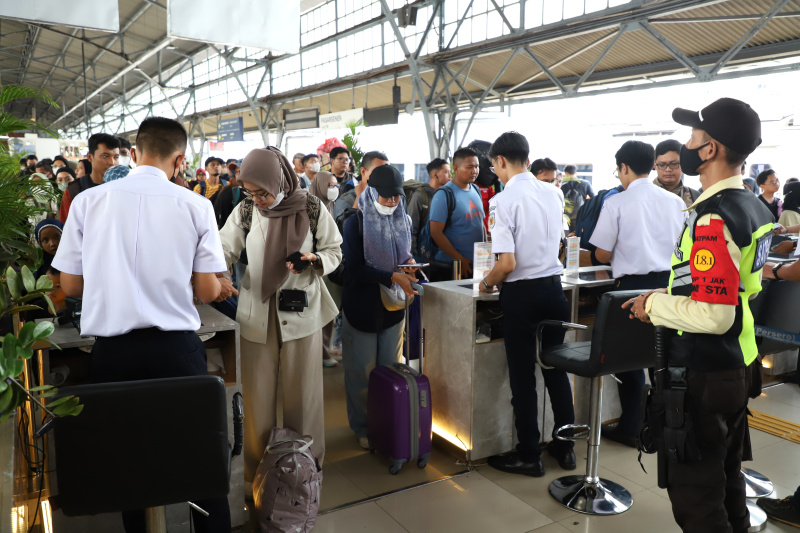 H-5 lebaran para pemudik penumpang memadati stasiun pasar senen (Ashar/SinPo.id)