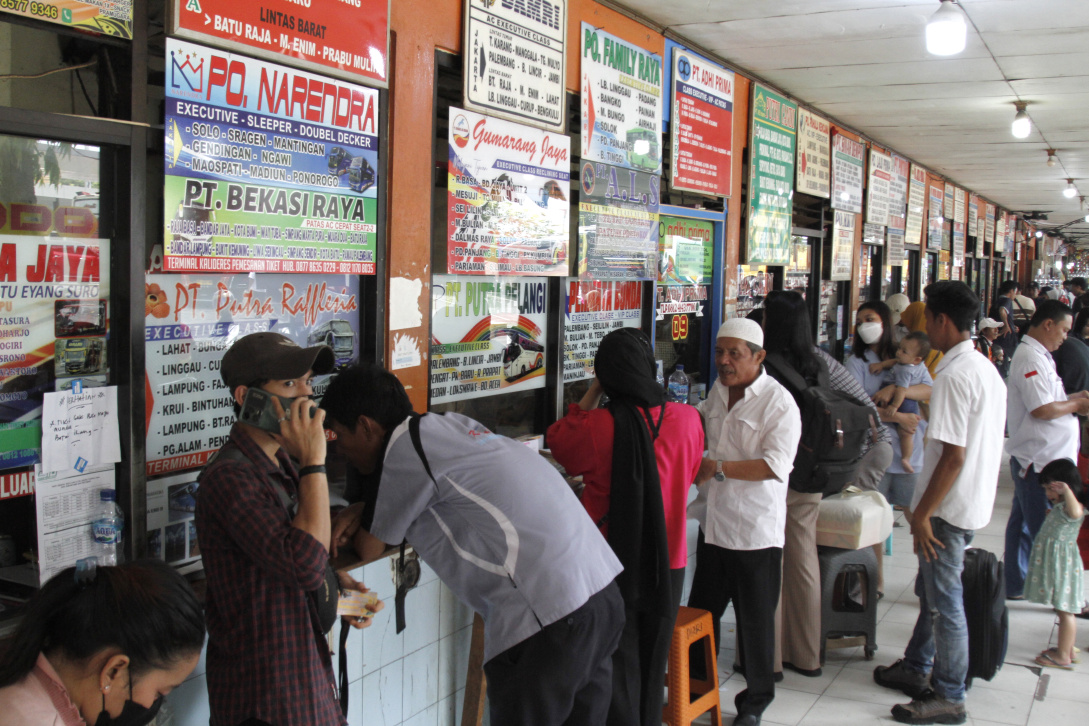 H-6 jelang Lebaran Idul Fitri 1444 H terminal bus Kalideres dipadat oleh para pemudik yang akan pergi menuju ke Pulau Sumatera dan Pulau Jawa (Ashar/SinPo.id)