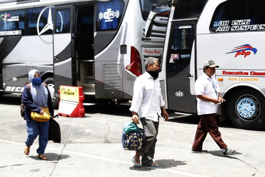 H-6 jelang Lebaran Idul Fitri 1444 H terminal bus Kalideres dipadat oleh para pemudik yang akan pergi menuju ke Pulau Sumatera dan Pulau Jawa (Ashar/SinPo.id)