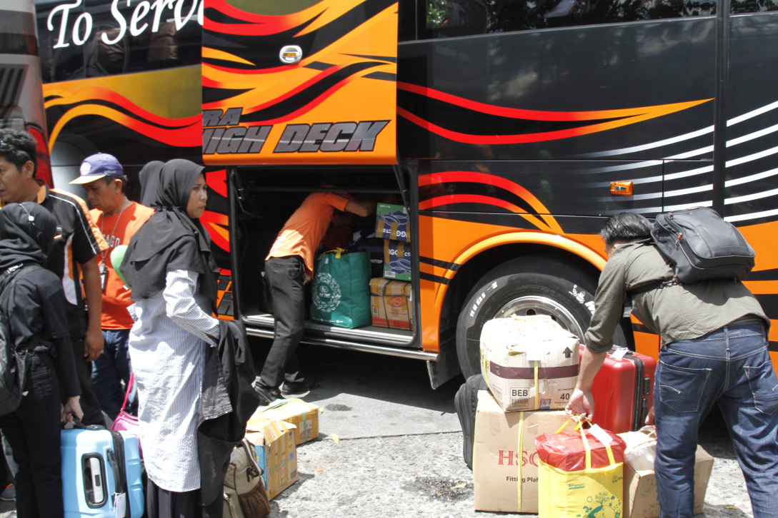 H-6 jelang Lebaran Idul Fitri 1444 H terminal bus Kalideres dipadat oleh para pemudik yang akan pergi menuju ke Pulau Sumatera dan Pulau Jawa (Ashar/SinPo.id)