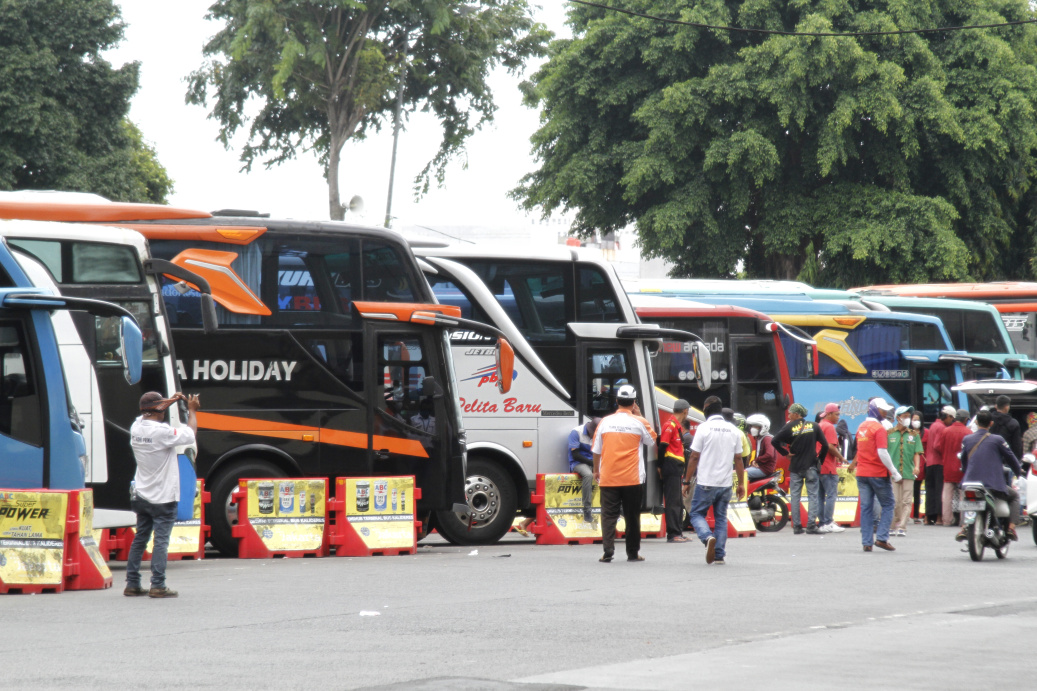 H-6 jelang Lebaran Idul Fitri 1444 H terminal bus Kalideres dipadat oleh para pemudik yang akan pergi menuju ke Pulau Sumatera dan Pulau Jawa (Ashar/SinPo.id)