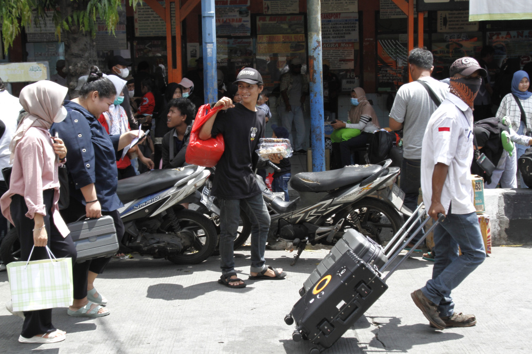 H-6 jelang Lebaran Idul Fitri 1444 H terminal bus Kalideres dipadat oleh para pemudik yang akan pergi menuju ke Pulau Sumatera dan Pulau Jawa (Ashar/SinPo.id)