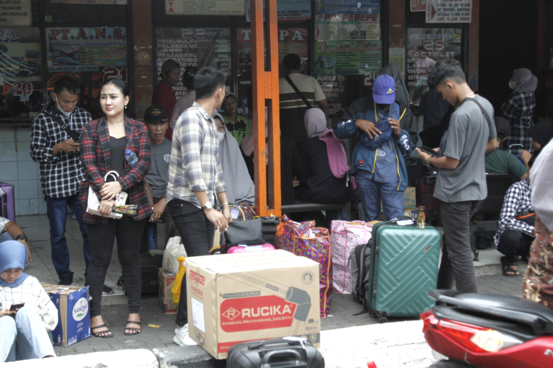 H-6 jelang Lebaran Idul Fitri 1444 H terminal bus Kalideres dipadat oleh para pemudik yang akan pergi menuju ke Pulau Sumatera dan Pulau Jawa (Ashar/SinPo.id)