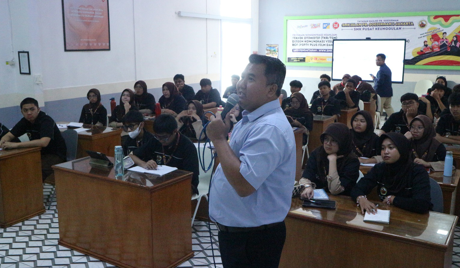 Pelatihan kreasi konten bagi pelajar.