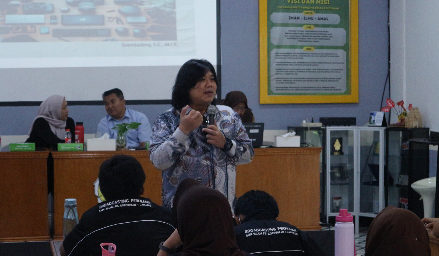 Pelatihan kreasi konten bagi pelajar.