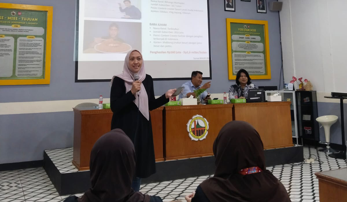 Pelatihan kreasi konten bagi pelajar.