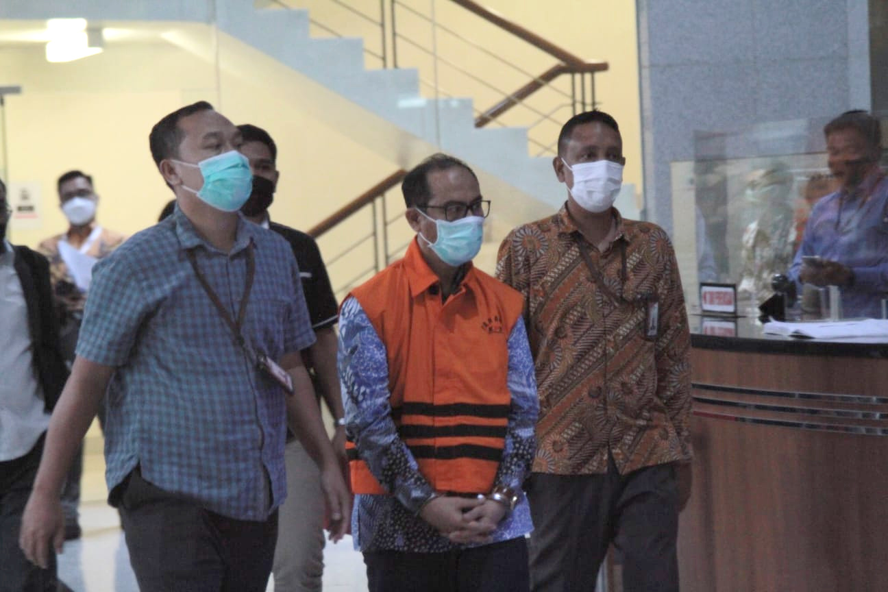 Hakim Agung Gazalba Saleh resmi ditahan KPK  terkait kasus suap perkara penanganan di lingkungan Mahkamah Agung (Ashar/SinPo.id)