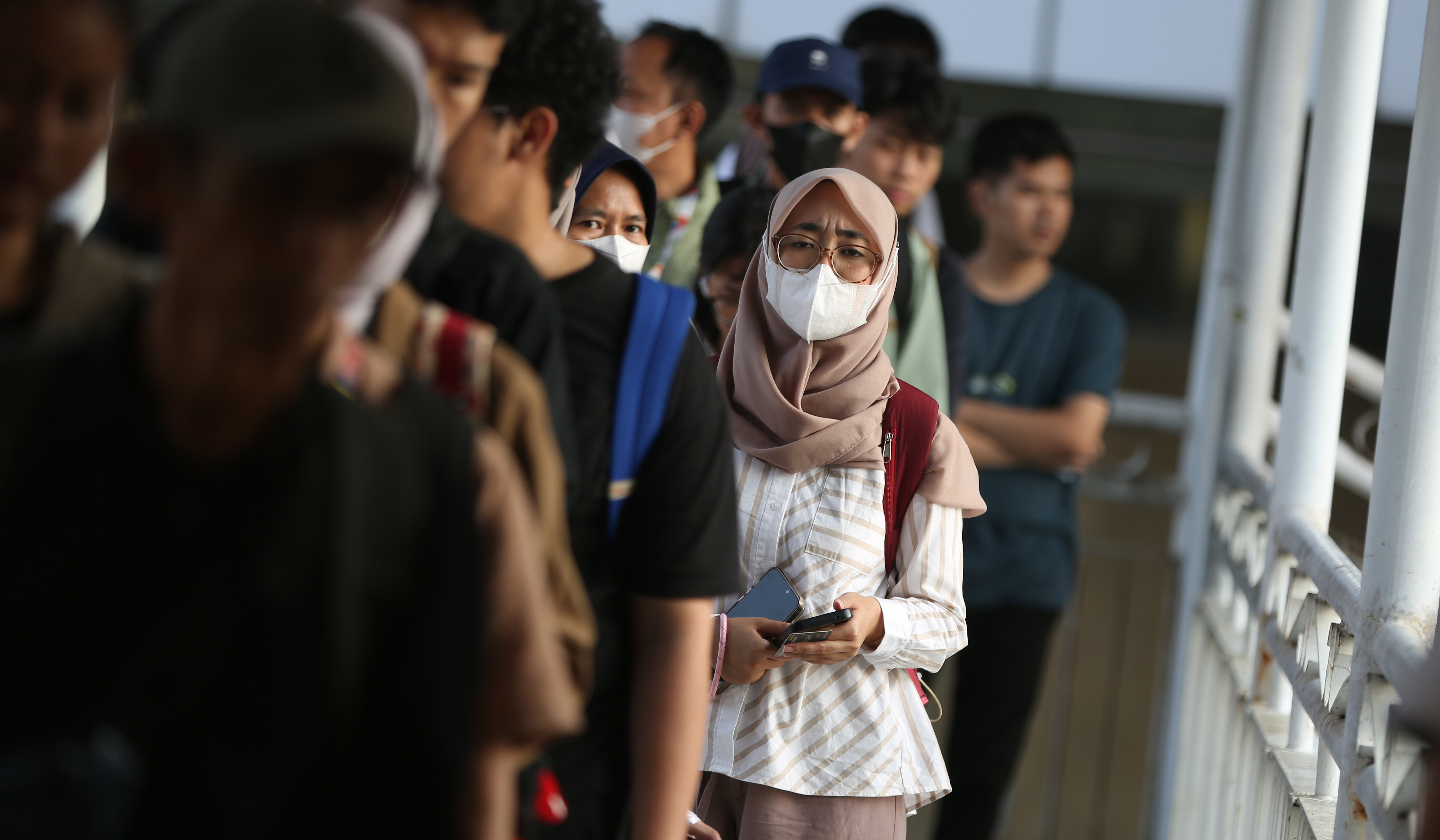 Penumpang saat akan keluar dari halte Manggarai. (Agus Priatna/SinPo.id)